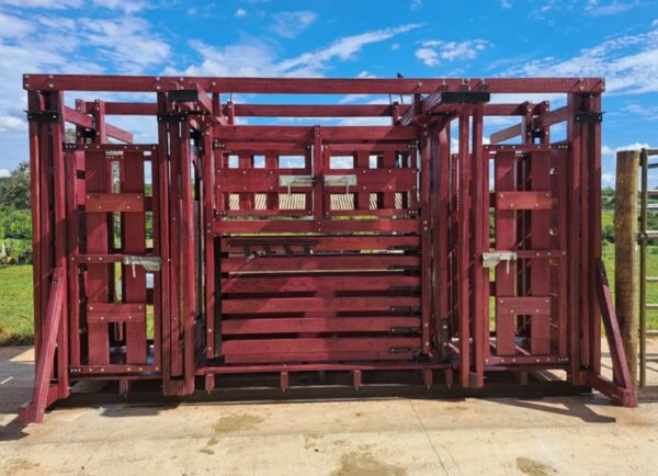Tronco de contenção com 2 Cabines Veterinárias - Brete - modelo americano