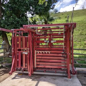 Tronco de contenção com 1 Cabine Veterinária - brete - modelo americano